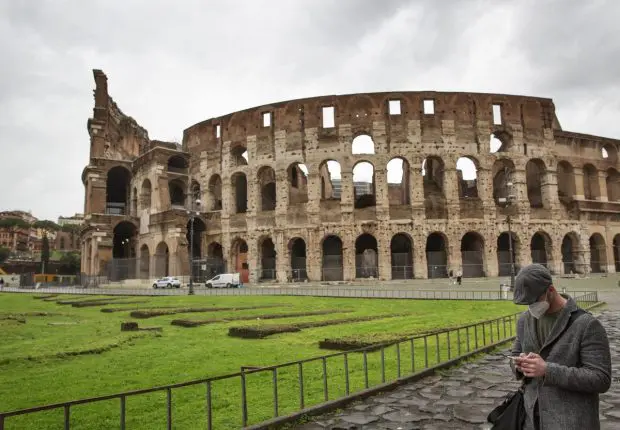 Variant Omicron: un autre pays européen durcit les conditions d’entrée