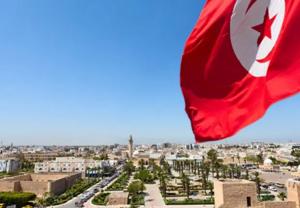 Covid-19 : quand le pass vaccinal suscite l’indignation en Tunisie