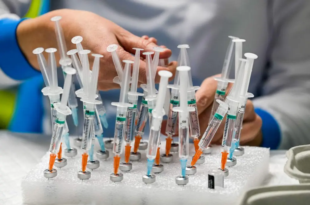 Propagation d&rsquo;Omicron : une « vaccination générale » contre le covid ?