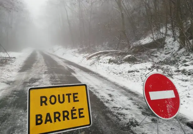 Chutes de neige : des routes barrées dans plusieurs wilayas