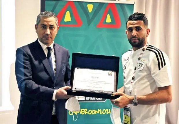 CAN 2022 : une plaque commémorative offerte à Mahrez