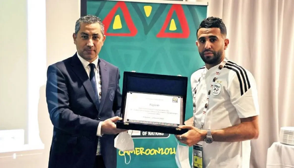 CAN 2022 : une plaque commémorative offerte à Mahrez