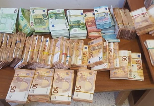 Grosse saisie de l’euro à l’aéroport d’Alger : une tentative de transfert « insolite »