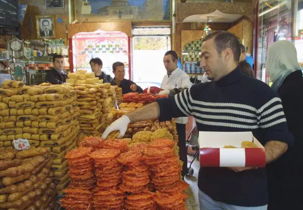 Ramadan 2022: les prix de la Zlabia et du Kalb ellouz flambent