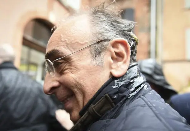 Présidentielle France: Zemmour reçoit un œuf sur le tête
