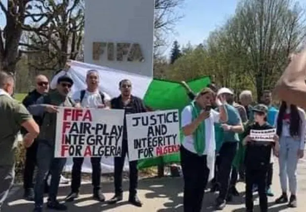 Suisse : quand des supporters algériens manifestent devant la FIFA