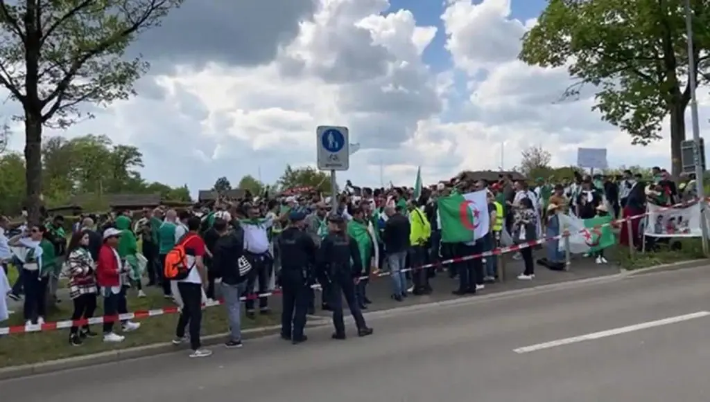 Affaire Gassama : une foule d&rsquo;Algériens protestent devant le siège de la FIFA