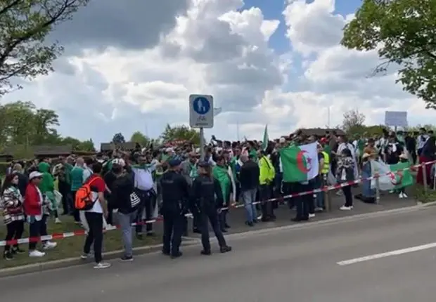 Affaire Gassama : une foule d&rsquo;Algériens protestent devant le siège de la FIFA
