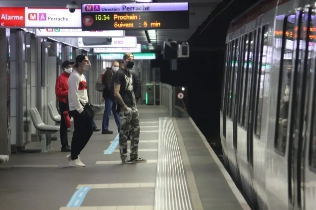 Lyon : un mineur algérien sème la peur dans un tramway