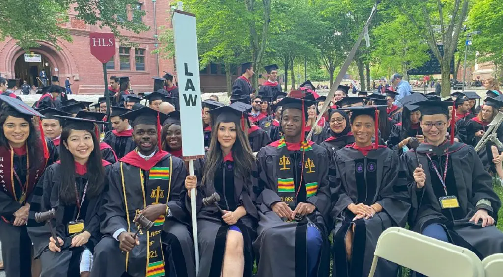 Qui est Ikram Ais, l&rsquo;Algérienne fraîchement diplômée de Harvard ?
