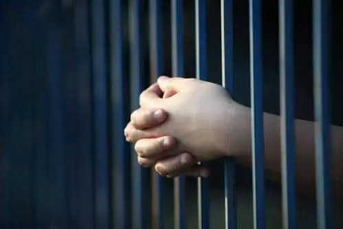 Une femme simule une grossesse pour arnaquer un mineur