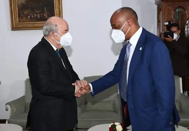 Tebboune reçoit Motsepe, le président de la CAF