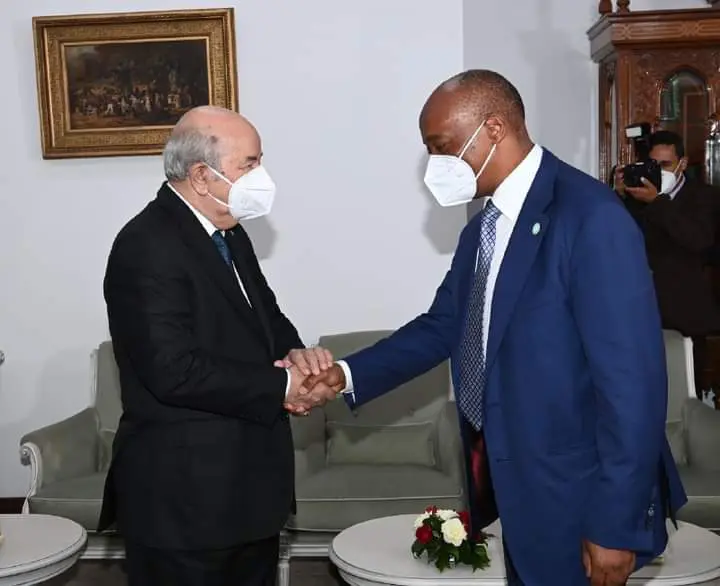 Tebboune reçoit Motsepe, le président de la CAF