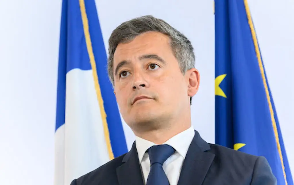 Sans papiers en France : Darmanin passe aux menaces