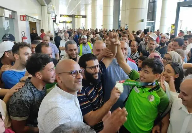 Aéroport d&rsquo;Alger : le karatéka Anis Helassa accueilli comme un héros