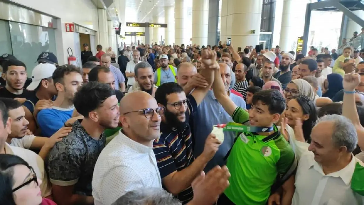 Aéroport d’Alger : le karatéka Anis Helassa accueilli comme un héros