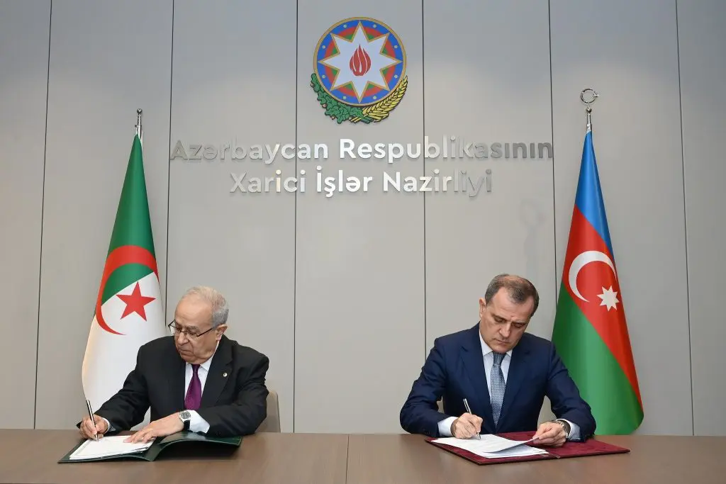 Visa Azerbaïdjan : signature d’un accord entre Lamamra et Bayramov