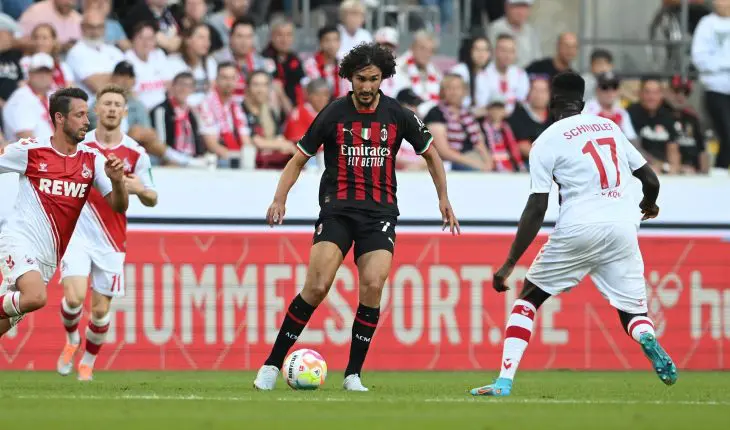 Yacine Adli avec le maillot du Milan AC