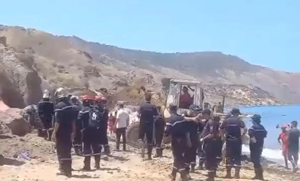 Oran: 2 décès suite à la chute d&rsquo;un rocher à la plage, la mairie réagit