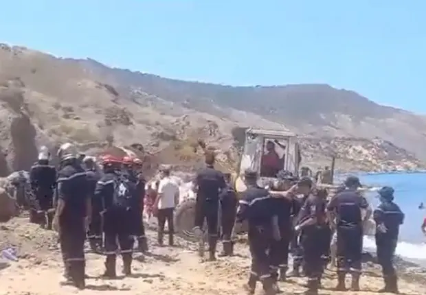 Oran: 2 décès suite à la chute d’un rocher à la plage, la mairie réagit