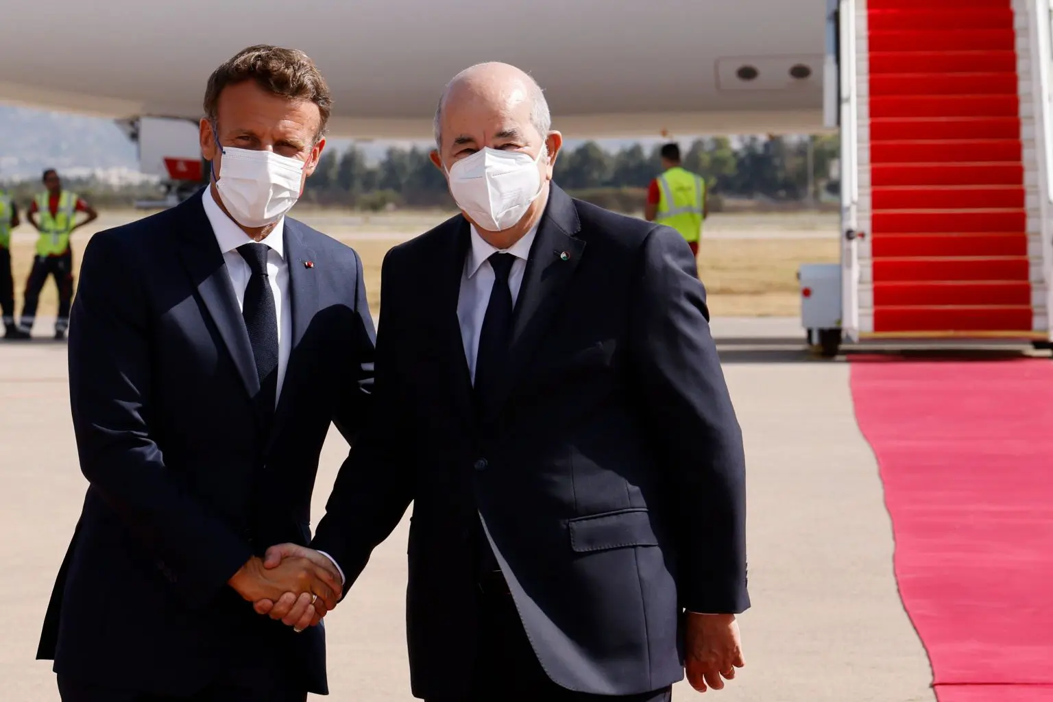 Algérie – France : reçu par Tebboune, Macron arrive à Alger