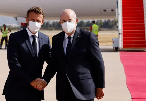 Algérie – France : reçu par Tebboune, Macron arrive à Alger