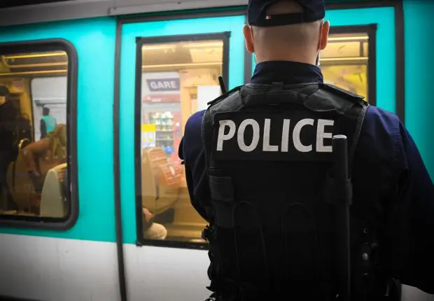 France : armé d’un cutter, un Algérien dépouille les touristes à Paris