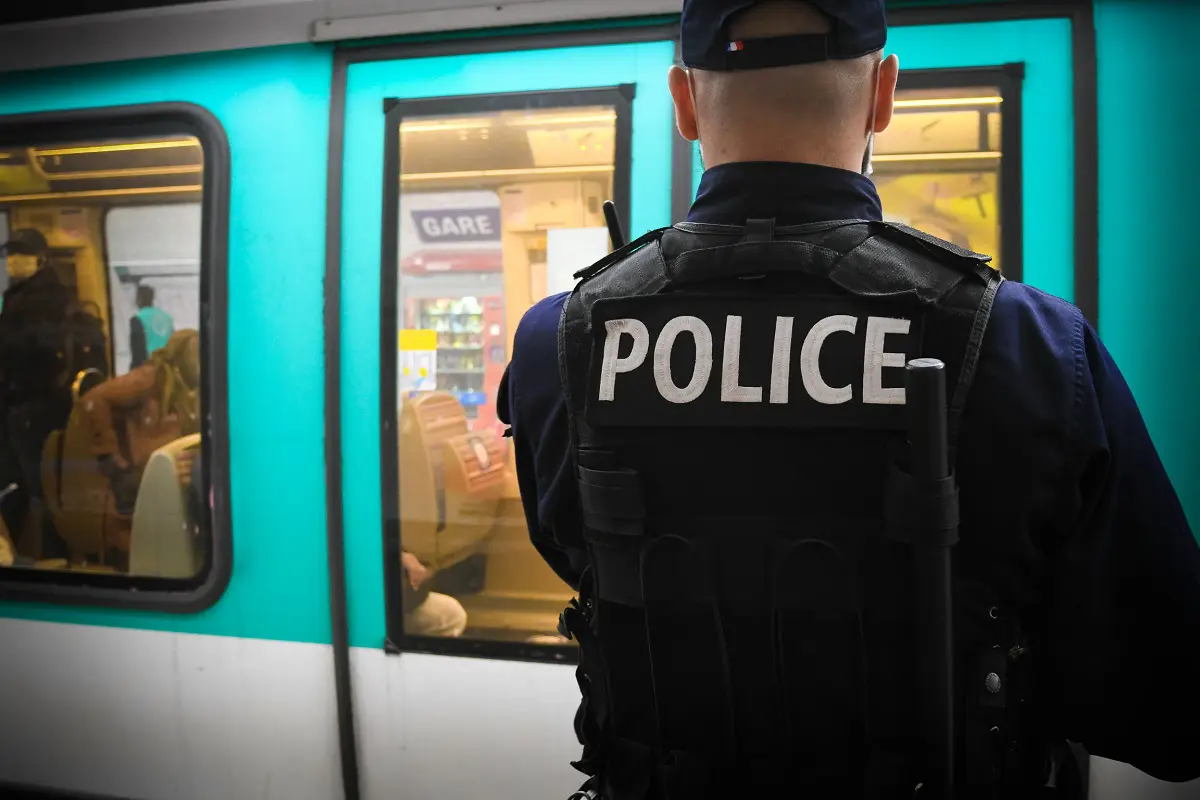 France : armé d’un cutter, un Algérien dépouille les touristes à Paris