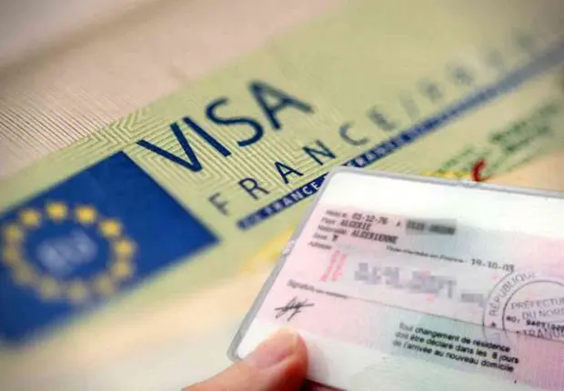 Titre de séjour en France : Darmanin envisage une nouvelle mesure