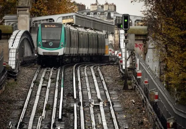 France : un sans papiers algérien caillasse un métro à Paris