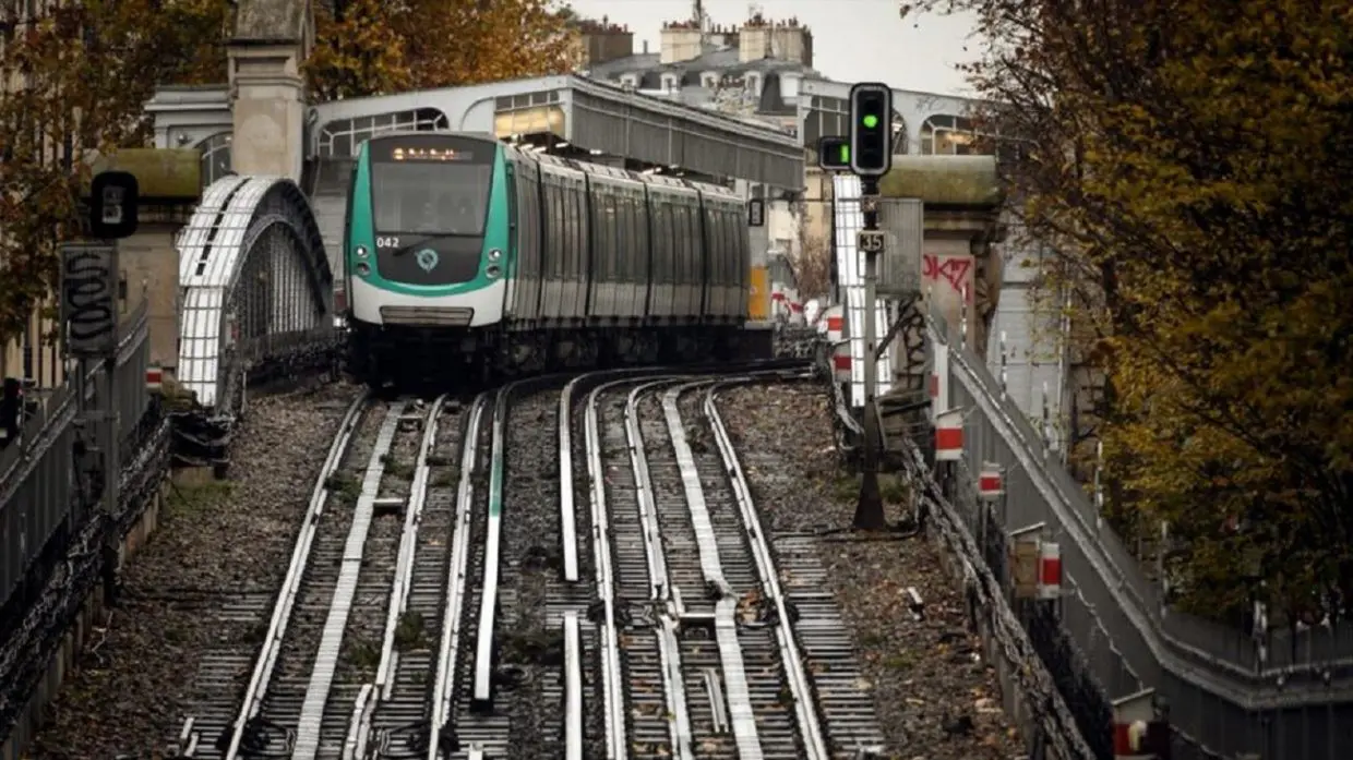 France : un sans papiers algérien caillasse un métro à Paris