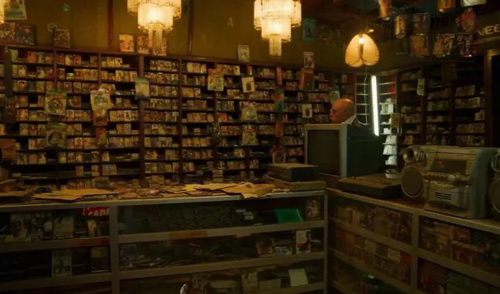 Boualem Benhaoua dans la boutique Disco Maghreb