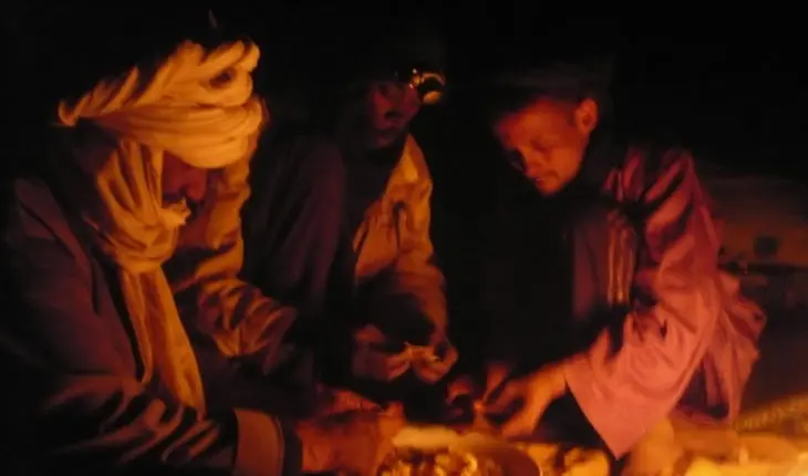 Touaregs mengeant leur repas dans le Sahara algérien