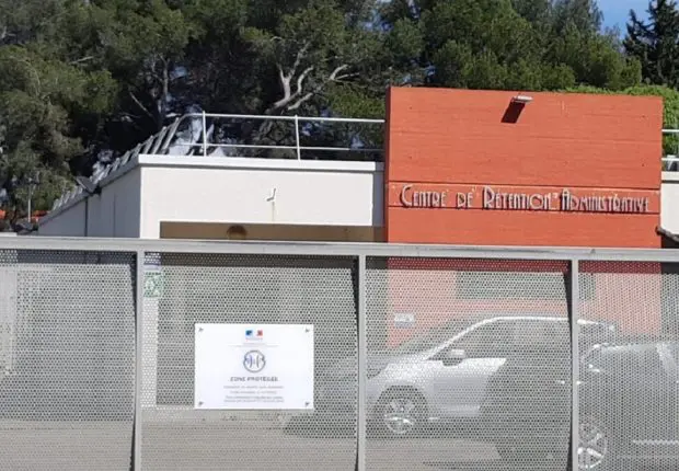 France : deux policiers agressés par un Algérien à Nîmes