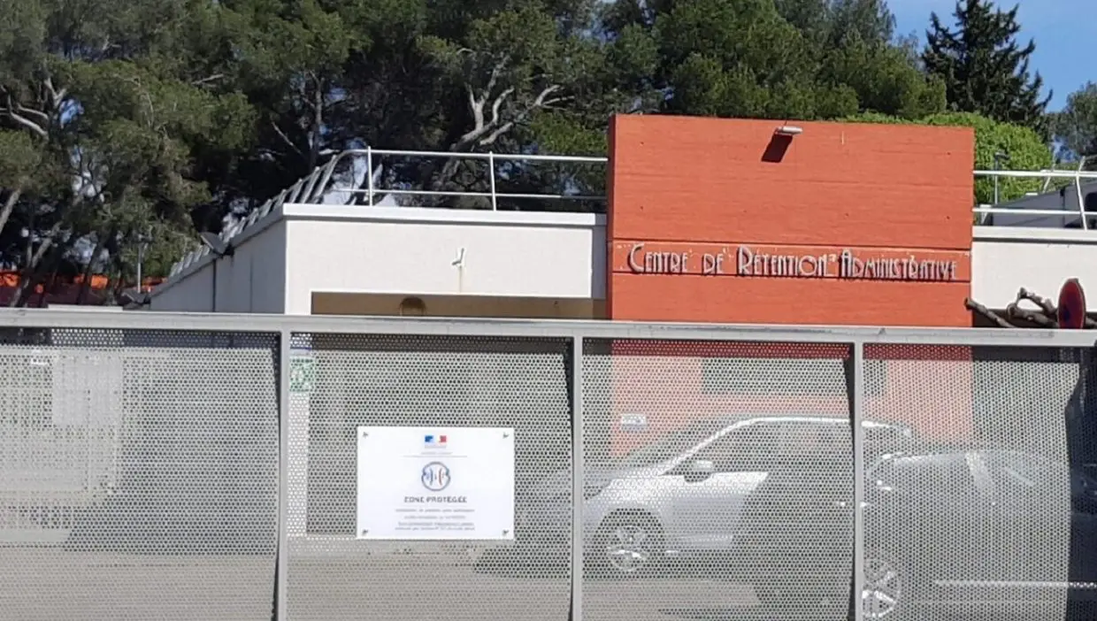 France : deux policiers agressés par un Algérien à Nîmes