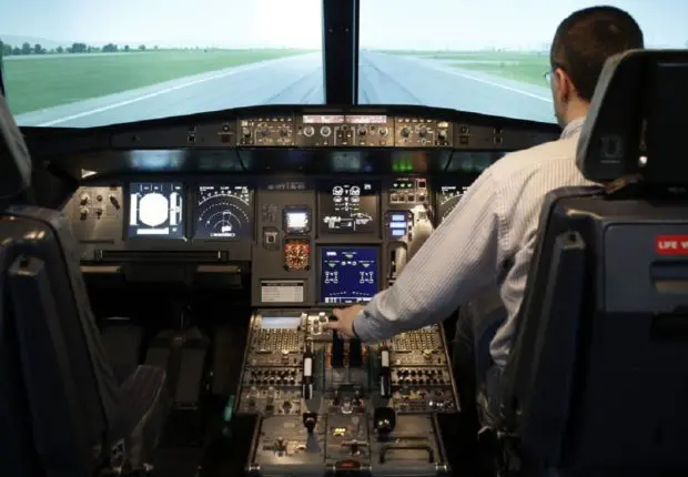 Il visite le cockpit d&rsquo;un avion, un Algérien débarqué de son vol