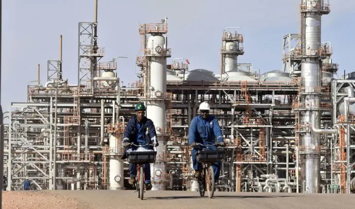 Une photo prise le 16 janvier 2018 à l'usine de gaz d'In Amenas, à 1300 kilomètres au sud-est d'Alger, montre des travailleurs à vélo.