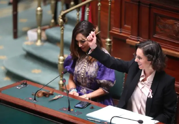 Quand une ministre belge d&rsquo;origine algérienne soutient les Iraniennes