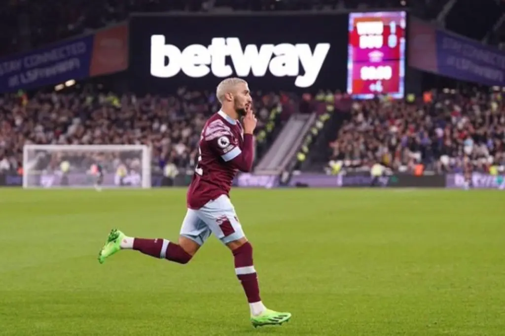 West Ham : Benrahma reçoit les éloges de son entraineur Moyes