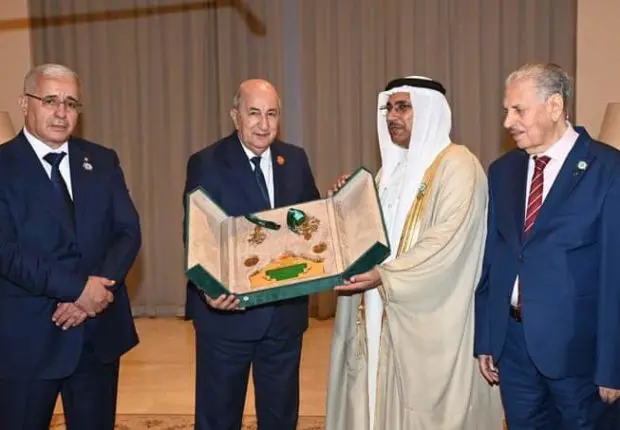 Le président du Parlement arabe décerne une médaille à Tebboune