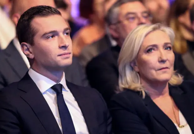 Le Pen passe la main à Bardella à la tête du RN, qui est-il ?
