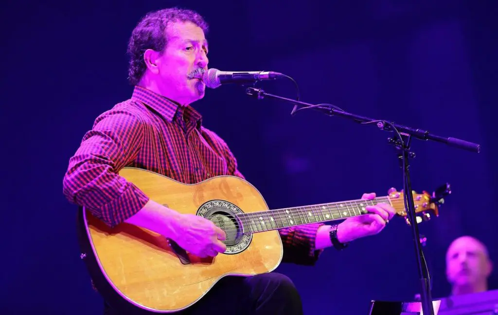 France: l’artiste algérien Ait-Menguellet retrouve son public parisien