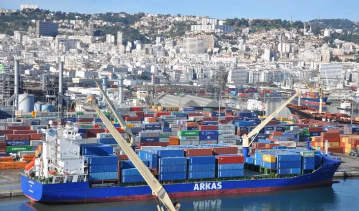 bateau transportant des conteneurs