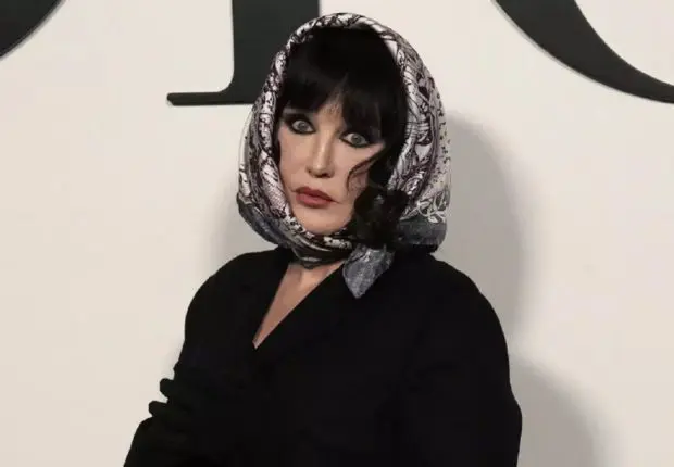 Une actrice franco-algérienne appelle les femmes à retirer leur voile