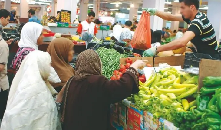 Femmes achetant des légumes en Algérie