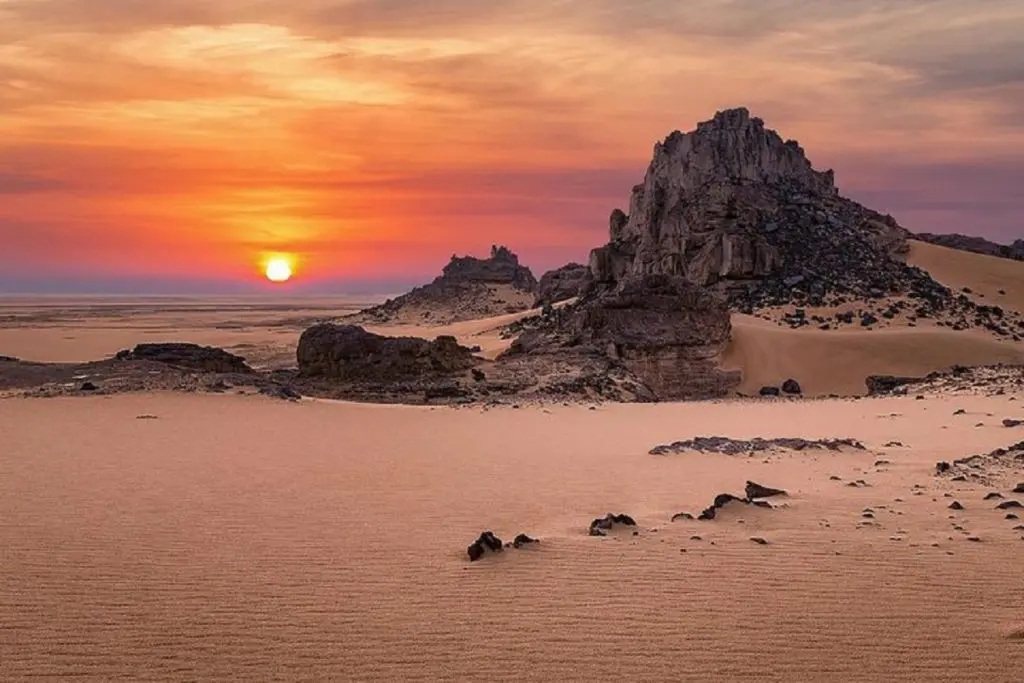 Voyage en Algérie : un ancien ministre français séduit par le Sahara