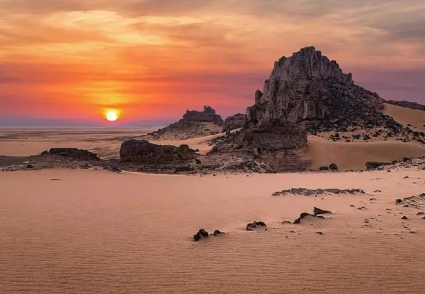 Voyage en Algérie : un ancien ministre français séduit par le Sahara