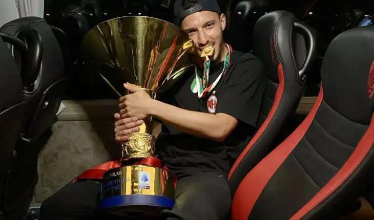 Bennacer avec le trophée de champion d'Italie.