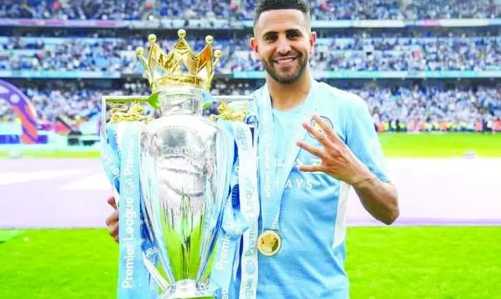 Mahrez avec le trophée de champion d'Angleterre.