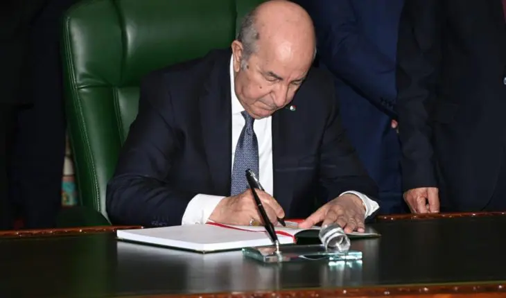 Le président algérien Tebboune signe la Loi de finances.
